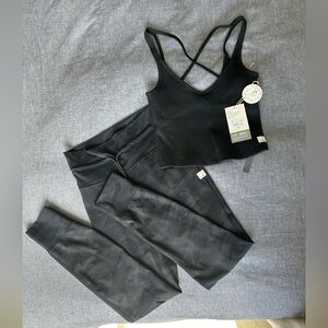Vuori Bundle  Daily Legging - XS -Black Camo & Rib crop Tank Black XS
